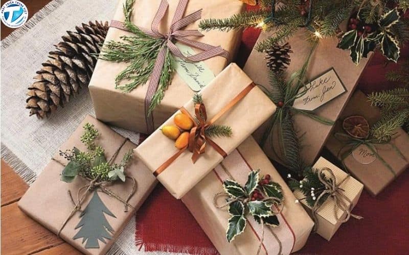 Ý tưởng trang trí Giáng sinh với những hộp quà kèm lời chúc may mắn